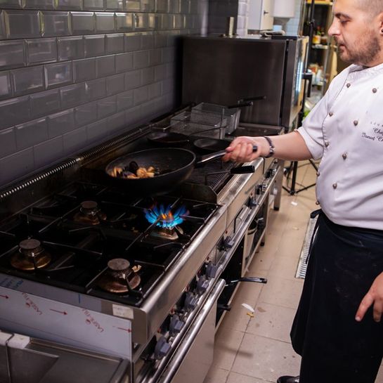 cocinero trabajando